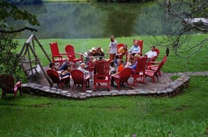 Outdoor dining - Family Mountain Lodge on 70 acres near Waynesville and Asheville (Canton)