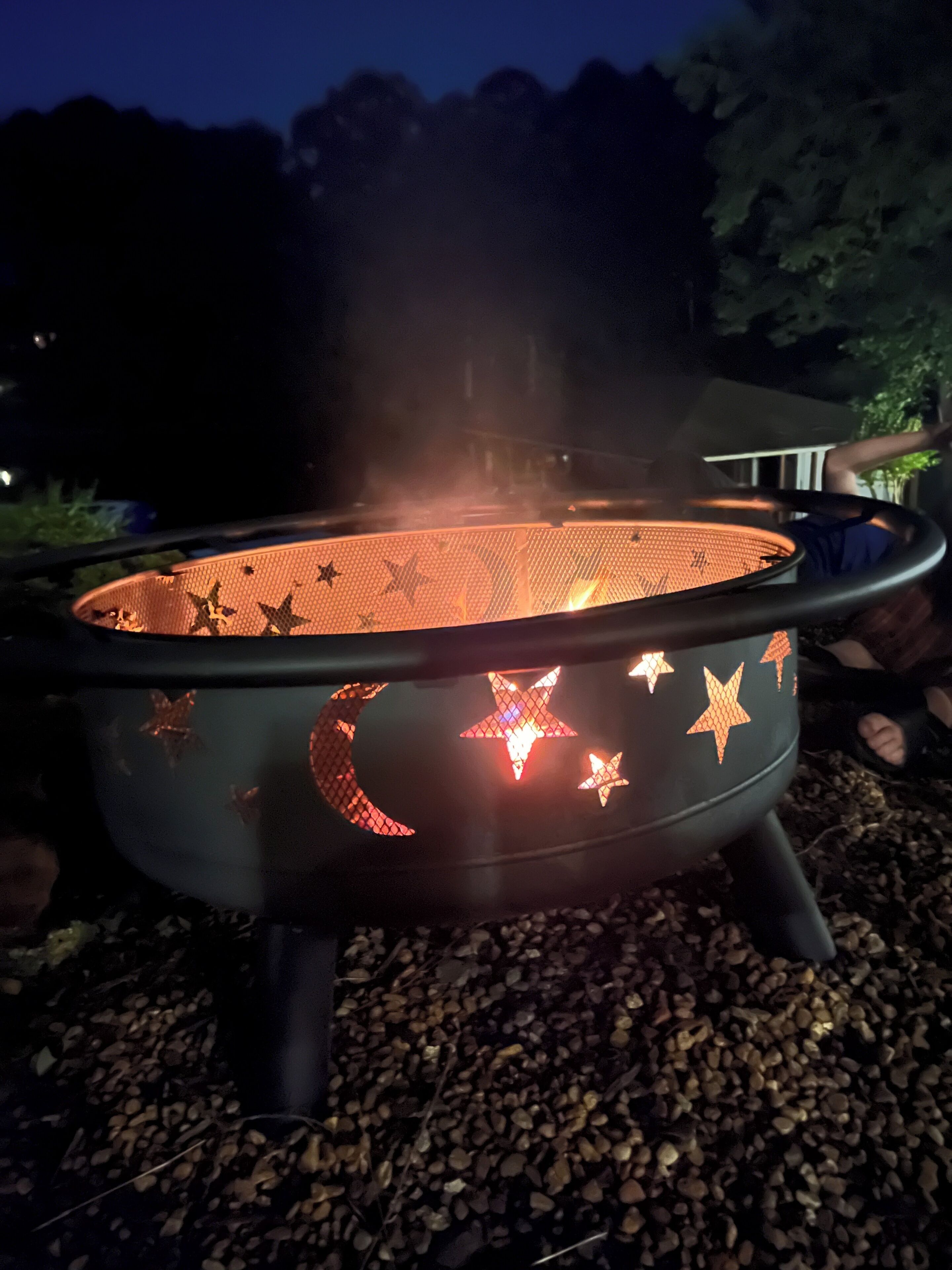 Un hogar con decoraciones en forma de estrella y diseño de luna creciente, rodeado de piedras.