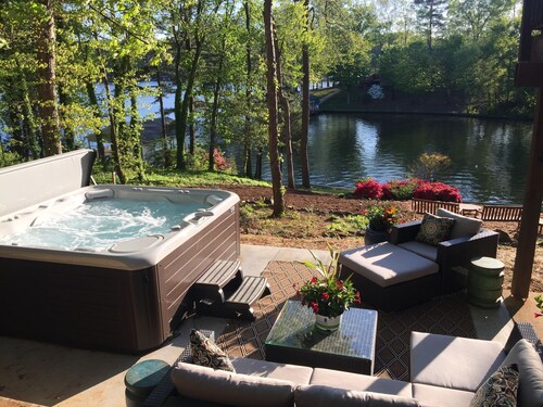Amazing Views at Dragonfly! HOT TUB! Kayaks, BOUNCER w Slide, SUP's, Fire Pit! 