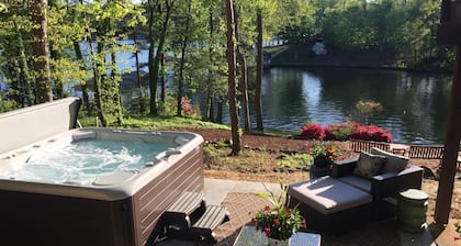 Amazing Views at Dragonfly! HOT TUB! Kayaks, BOUNCER w Slide, SUP's, Fire Pit!