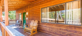 Charming, cozy cabin in the heart of Pikes Peak country! Hot tub, gas fireplace!