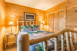 2 bedrooms, iron/ironing board, travel cot, free WiFi - Charming, cozy cabin in the heart of Pikes Peak country! Hot tub, gas fireplace! (Divide)