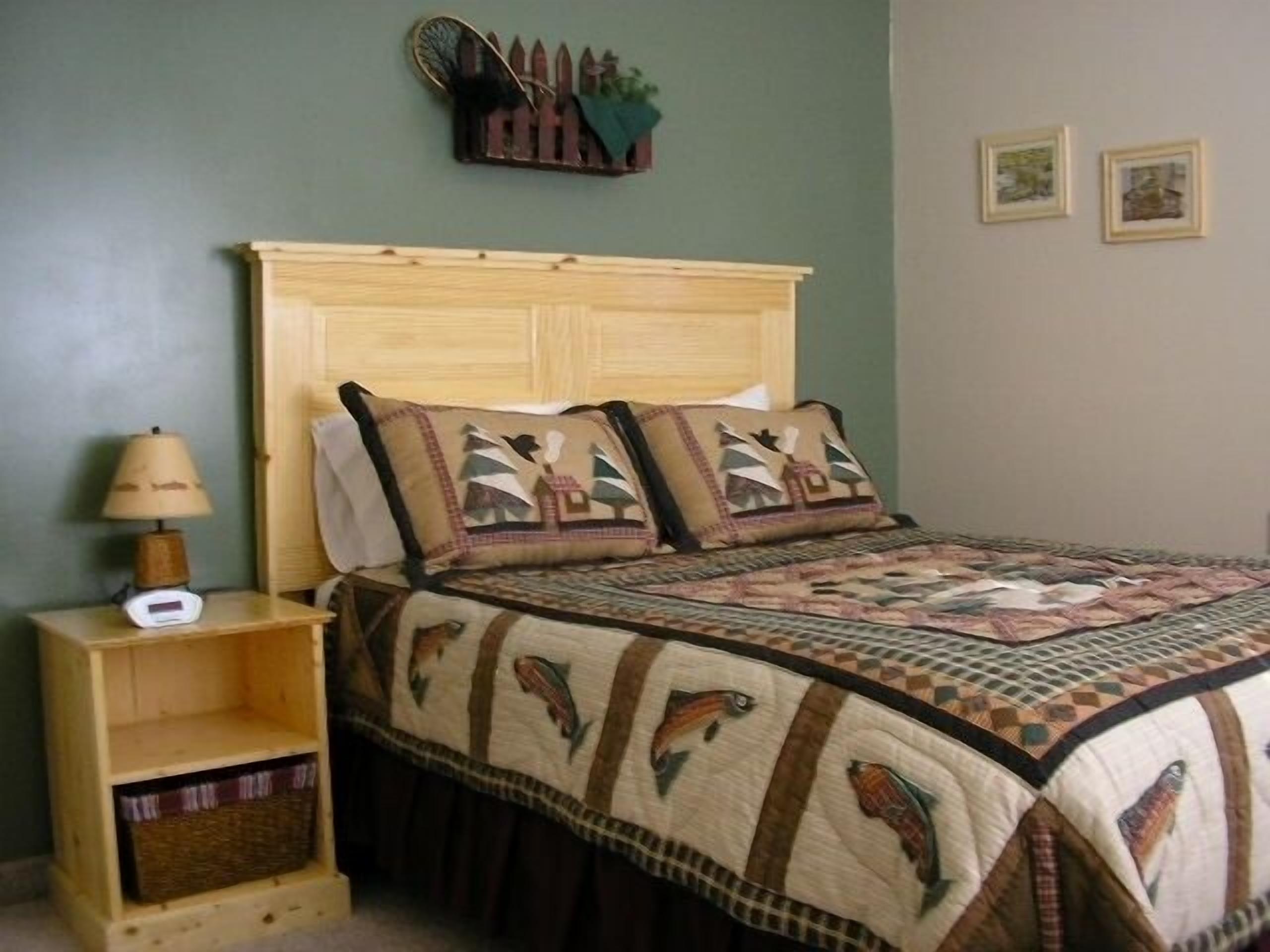 The "Lake House"    Walk to Town and Lake    Great Family Home with WiFi