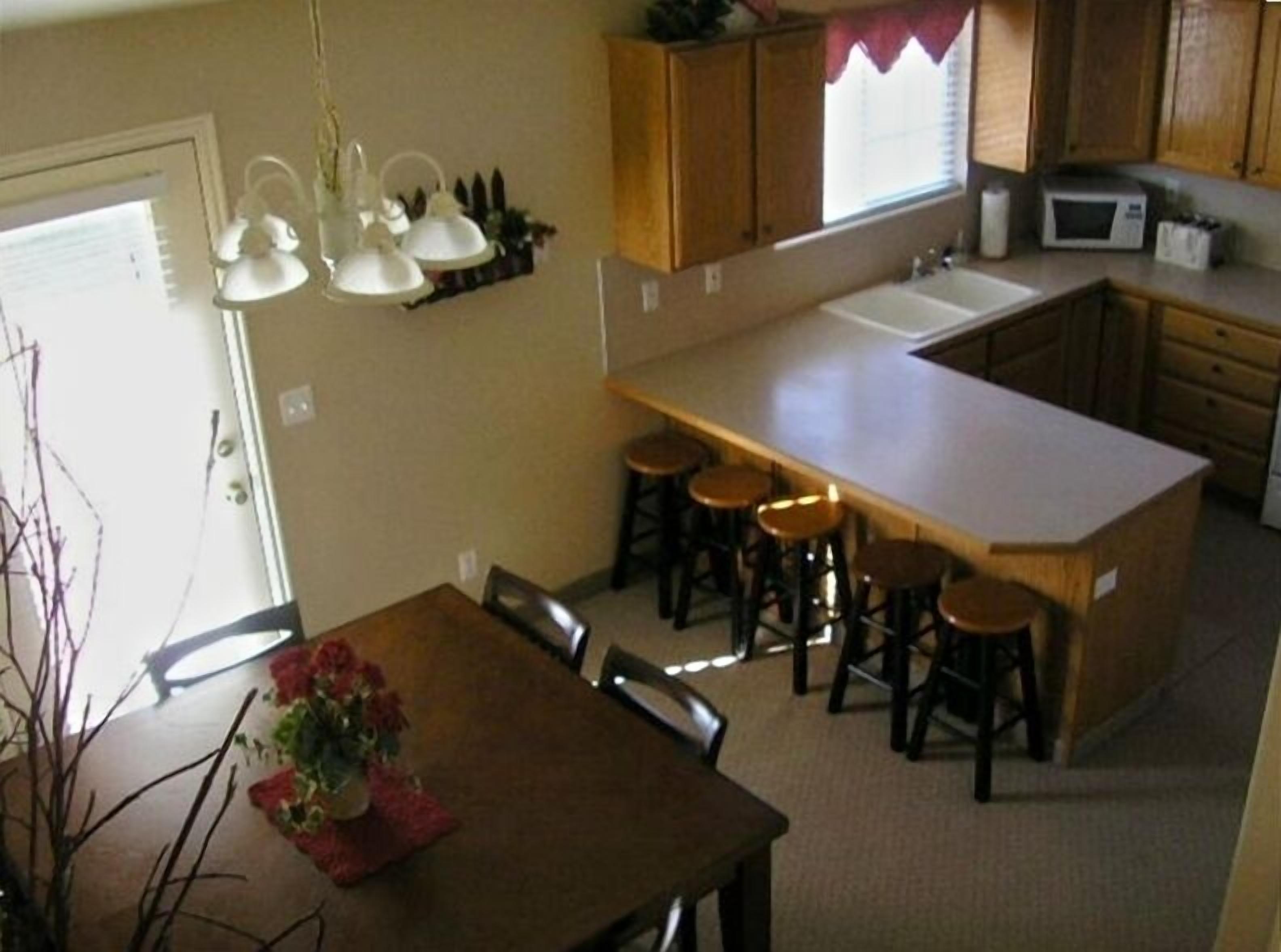 The "Lake House"    Walk to Town and Lake    Great Family Home with WiFi