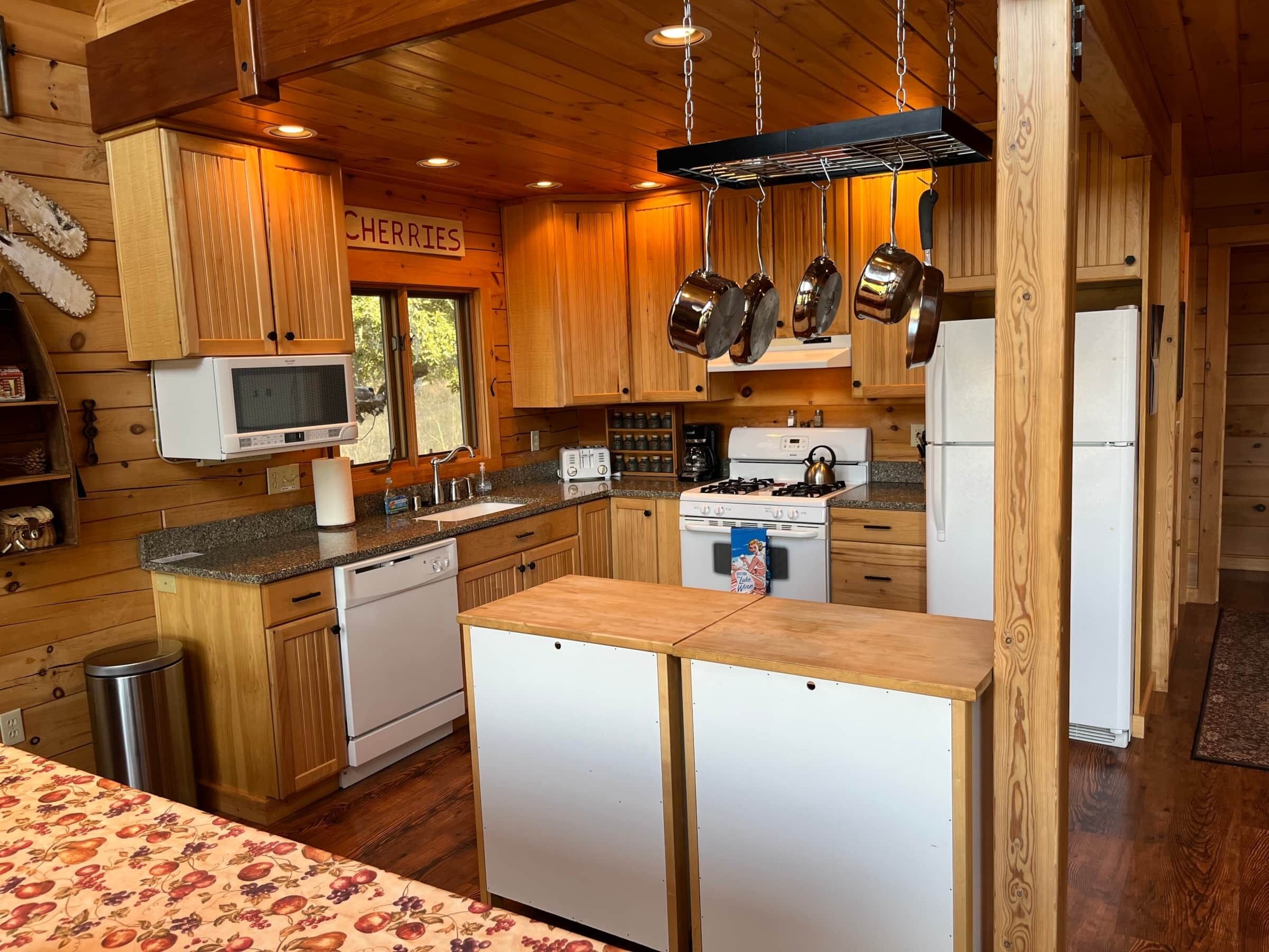 Cozy Log Cabin at Hartland Lake