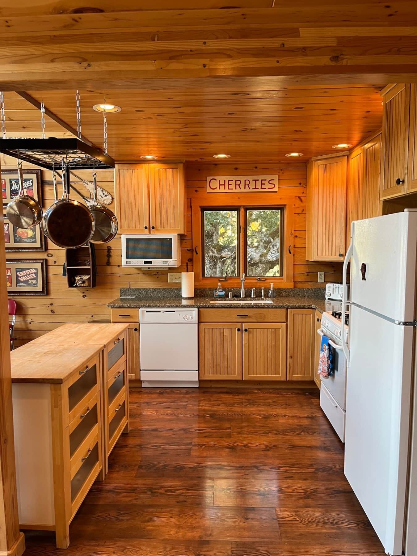 Cozy Log Cabin at Hartland Lake