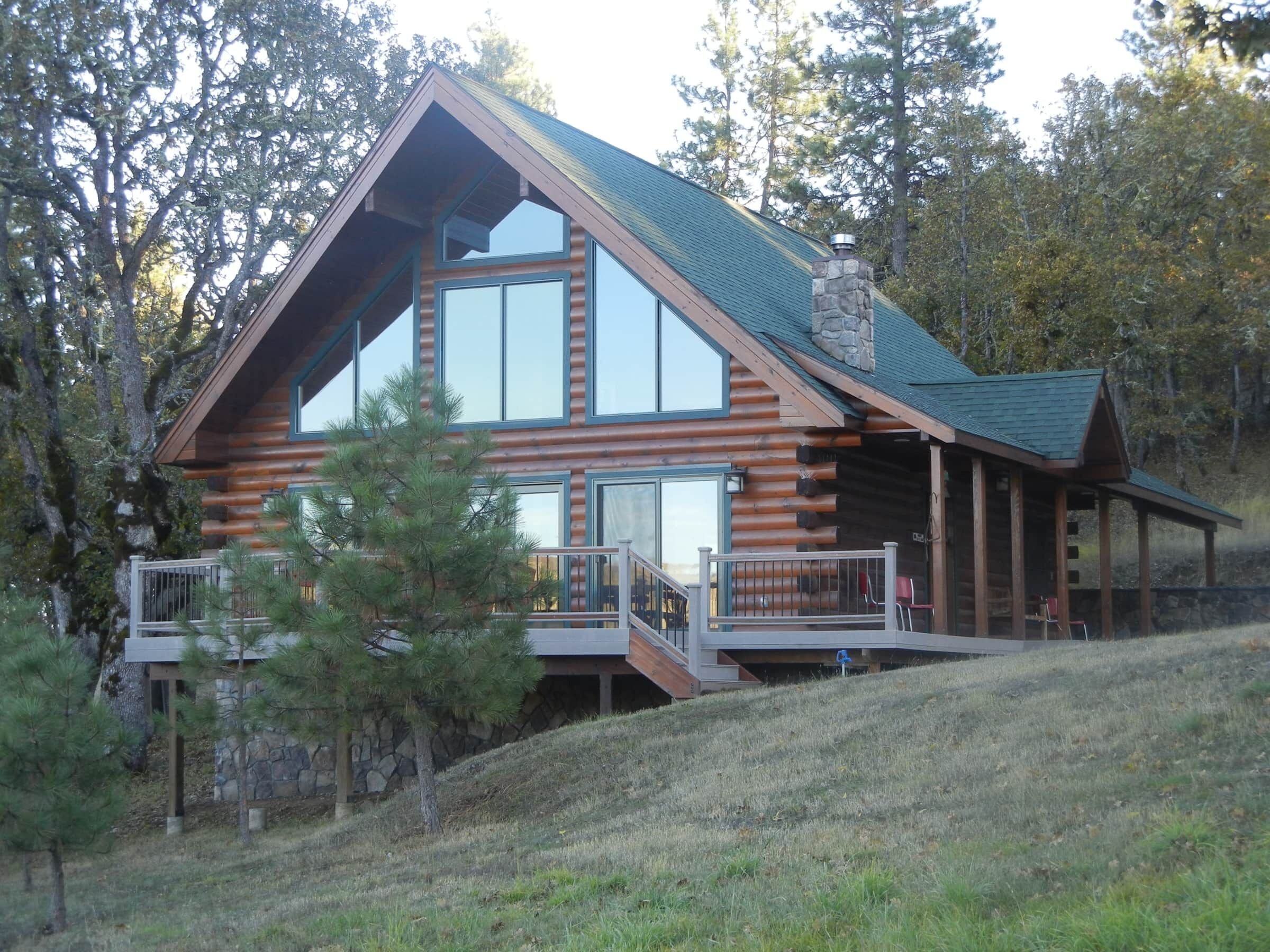 Cozy Log Cabin at Hartland Lake
