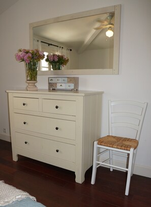 2 bedrooms, in-room safe, desk, iron/ironing board