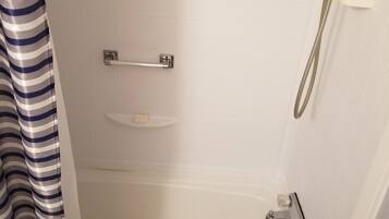 Kombination af bruser/badekar, hårtørrer, håndklæder, Sæbe