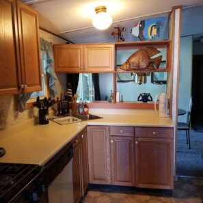 Kjøleskap, mikrobølgeovn, ovn og kokeplater