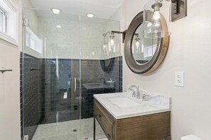 Combined shower/bathtub, hair dryer, towels, shampoo - Beautiful Upstairs Oceanfront Home | Rooftop Deck | Cool, Coastal Interior | Split Level Unit (Newport Beach)