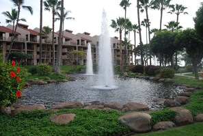 Property grounds - Kamaole Sands, Bldg 5, Inner Courtyard, Sleeps 4 / King Bed & NEW Sofa Sleeper (Kihei)