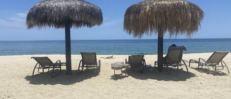 Ubicación a pie de playa, tumbonas y toallas de playa