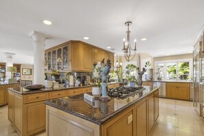 Fridge, microwave, oven, stovetop - UNEQUALLED LUXURY VILLA @ BEACH 7000ft² 180°VIEW (Laguna Beach)