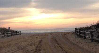 Casa adosada grande de 3 pisos - 4 habitaciones, habitación familiar, Den de nivel inferior más 6 televisores.
