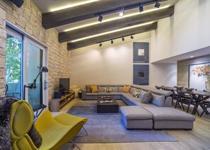 Smart TV, chimenea, reproductor de DVD, libros
