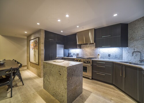 PLATINUM RATED LUXURY CONDO IN VAIL VILLAGE WITH AC AND SKI LOCKER NEXT TO LIFT