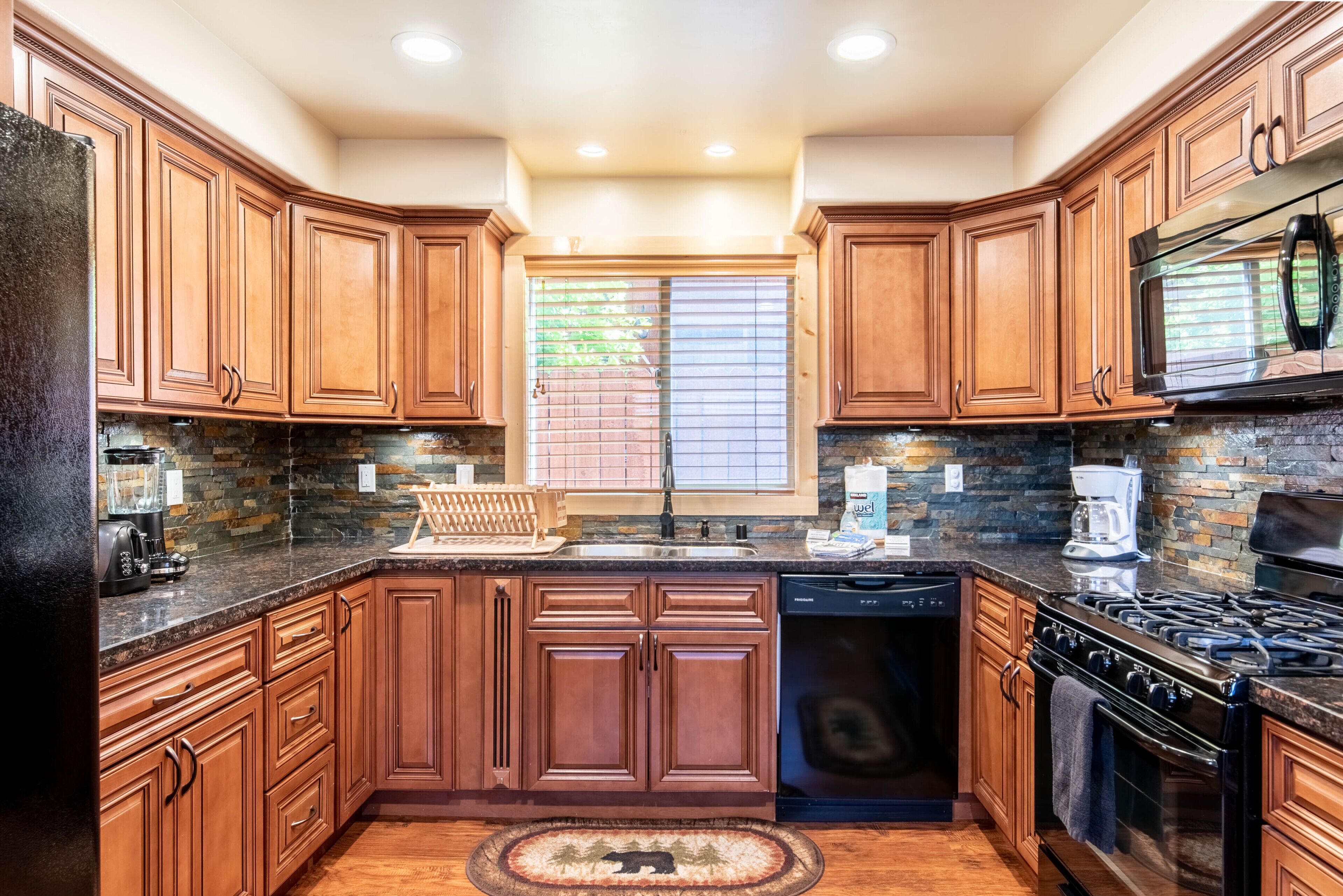 Beautiful 3bed/2batg NEW Cabin in the heart of Big Bear! HOT TUB + GAME ROOM!