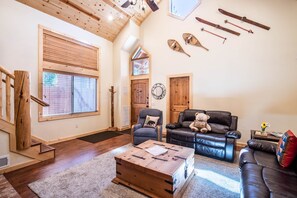Smart TV, fireplace, DVD player, ping pong - Little Bear Cabin -  Mountain vibes with HOT TUB and GAME ROOM! (Big Bear Lake)