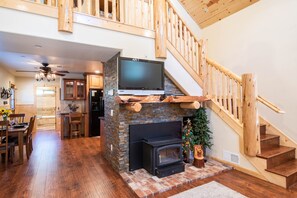 スマートテレビ、暖炉、DVD プレーヤー、卓球台