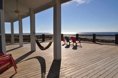 Beach Front Home, Huge Deck, Sleeps 12