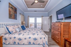 4 bedrooms, travel crib, free WiFi, bed sheets - Beach Front Home, Huge Deck, Sleeps 12 (Crystal Beach)