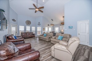 Smart TV, fireplace - Beach Front Home, Huge Deck, Sleeps 12 (Crystal Beach)