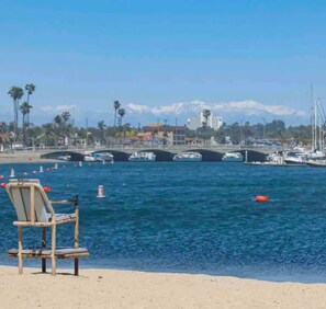 在海滩、沙滩椅、沙滩毛巾