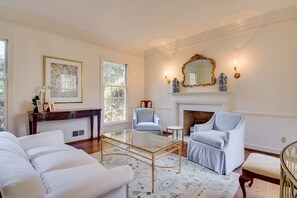 Fernseher, Kamin, DVD-Player