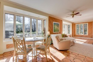 Fernseher, Kamin, DVD-Player