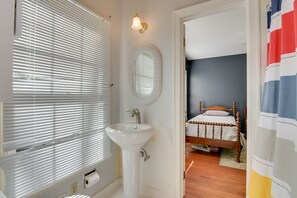 Ensemble douche/baignoire, sĂšche-cheveux, serviettes fournies, savon