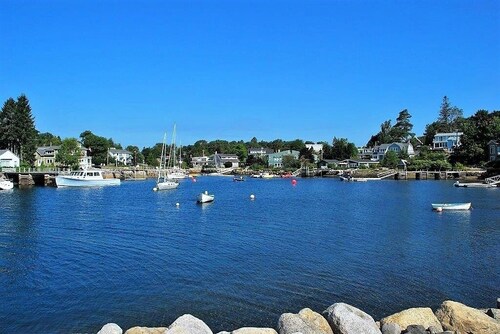 Idyllic, sparkling clean ocean/beach cottage for your spontaneous getaway. 