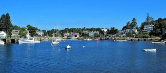 Idyllic, sparkling clean ocean/beach cottage for your spontaneous getaway. 