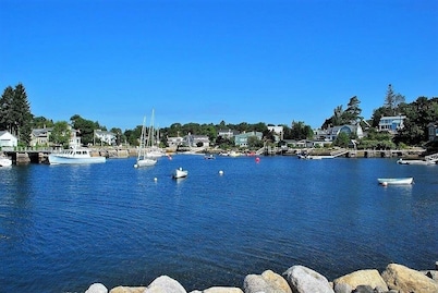 Idyllic, sparkling clean ocean/beach cottage for your spontaneous getaway.