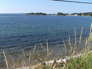 Sur la plage, chaise longue, serviettes de plage