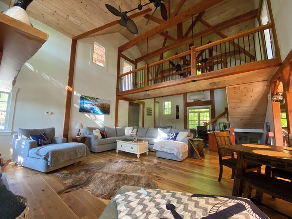 Smart TV, chimenea, juguetes y libros 