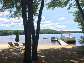 Playa en los alrededores y camastros 