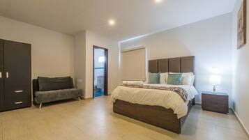 7 Schlafzimmer, Zimmersafe, Bügeleisen/Bügelbrett, WLAN