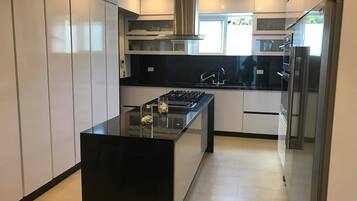 Geladeira, micro-ondas, fogão, cooktop