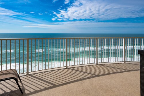 ~Stunning 19th Floor Ocean Villa 2B/2B Condo W/FREE Beach Chairs/Umbrella~