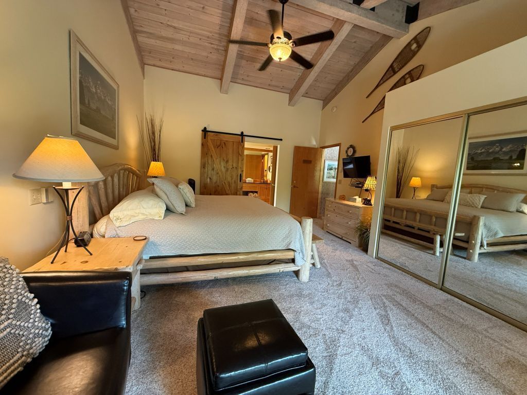 5 bedrooms, desk, iron/ironing board, travel cot