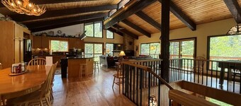 August 16-23 available!! Great room, Hot tub, Pool Table, Foosball near parks!