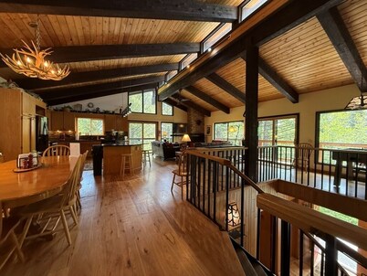 Aug 29- Sept 4 15% off Great room, Hot tub, national parks! Ski in Walk out