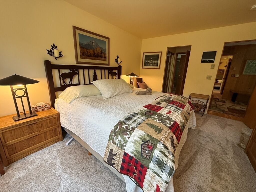 5 bedrooms, desk, iron/ironing board, travel crib