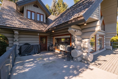 Spectacular Views | Chalet | Private hot tub | BBQ