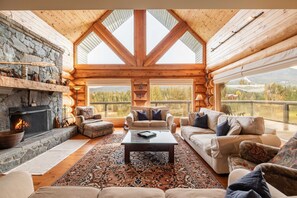 Televisor LCD, llar de foc i estèreo 