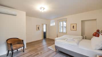 3 bedrooms, desk, soundproofing, iron/ironing board