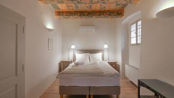 3 bedrooms, desk, soundproofing, iron/ironing board