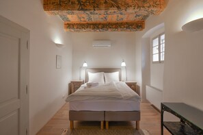 3 chambres, bureau, chambres insonorisées, fer et planche à repasser