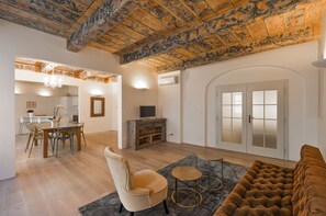 TV - 18th CENTURY BAROQUE RESIDENCE (Praha 1)